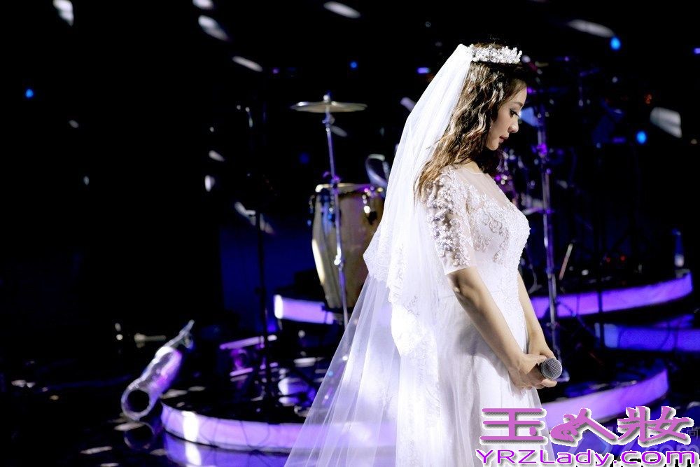 日前柳岩参加某活动，以歌手的身份穿着纯白的婚纱亮相，让原本身材就好的她美丽无比。在节目中还一连唱三首歌《男神》、《欲望之城》、《绝口不提》，唱最后一首的时候，或因感触到什么，柳岩在台上潸然泪下。
