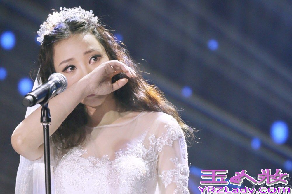 日前柳岩参加某活动，以歌手的身份穿着纯白的婚纱亮相，让原本身材就好的她美丽无比。在节目中还一连唱三首歌《男神》、《欲望之城》、《绝口不提》，唱最后一首的时候，或因感触到什么，柳岩在台上潸然泪下。