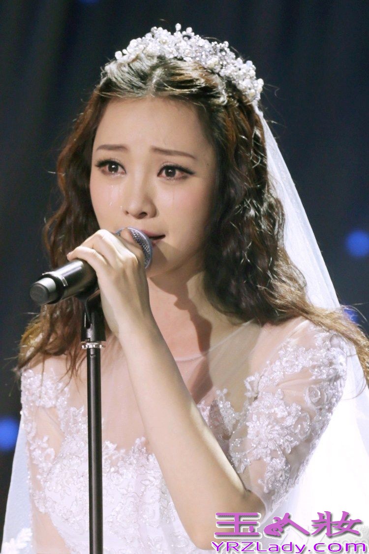 日前柳岩参加某活动，以歌手的身份穿着纯白的婚纱亮相，让原本身材就好的她美丽无比。在节目中还一连唱三首歌《男神》、《欲望之城》、《绝口不提》，唱最后一首的时候，或因感触到什么，柳岩在台上潸然泪下。