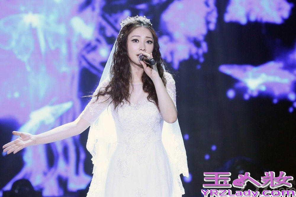 日前柳岩参加某活动，以歌手的身份穿着纯白的婚纱亮相，让原本身材就好的她美丽无比。在节目中还一连唱三首歌《男神》、《欲望之城》、《绝口不提》，唱最后一首的时候，或因感触到什么，柳岩在台上潸然泪下。