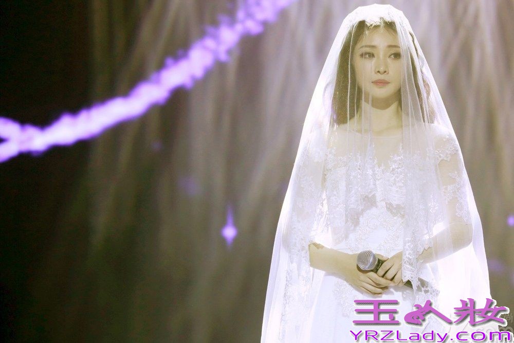 日前柳岩参加某活动，以歌手的身份穿着纯白的婚纱亮相，让原本身材就好的她美丽无比。在节目中还一连唱三首歌《男神》、《欲望之城》、《绝口不提》，唱最后一首的时候，或因感触到什么，柳岩在台上潸然泪下。