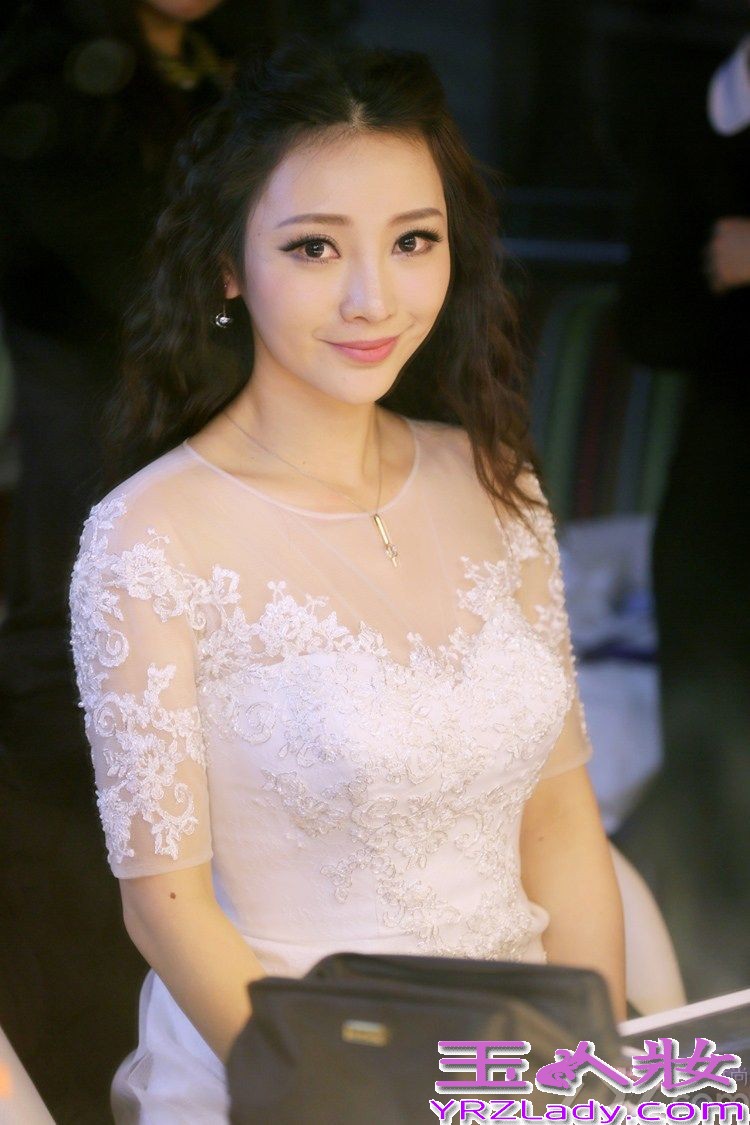 日前柳岩参加某活动，以歌手的身份穿着纯白的婚纱亮相，让原本身材就好的她美丽无比。在节目中还一连唱三首歌《男神》、《欲望之城》、《绝口不提》，唱最后一首的时候，或因感触到什么，柳岩在台上潸然泪下。