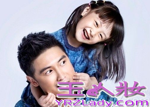 因《爸爸去哪儿》节目而走红的田亮父女受到了许多观众的喜爱，最近父女俩合拍的首支广告片花曝出，扎起双马尾的田雨橙萌样十足，父女间的互动也非常温馨。下面就一块来看看田亮女儿田雨橙广告照片吧，cindy广告萌样十足。