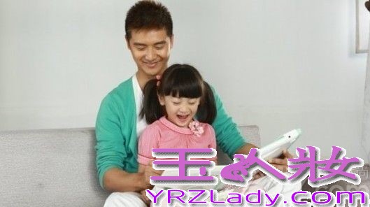 因《爸爸去哪儿》节目而走红的田亮父女受到了许多观众的喜爱，最近父女俩合拍的首支广告片花曝出，扎起双马尾的田雨橙萌样十足，父女间的互动也非常温馨。下面就一块来看看田亮女儿田雨橙广告照片吧，cindy广告萌样十足。