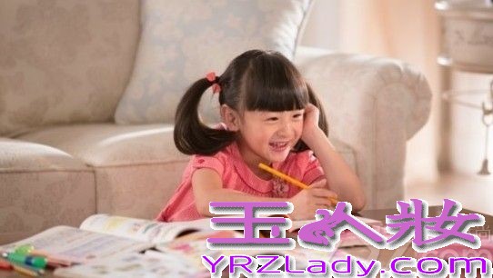 因《爸爸去哪儿》节目而走红的田亮父女受到了许多观众的喜爱，最近父女俩合拍的首支广告片花曝出，扎起双马尾的田雨橙萌样十足，父女间的互动也非常温馨。下面就一块来看看田亮女儿田雨橙广告照片吧，cindy广告萌样十足。