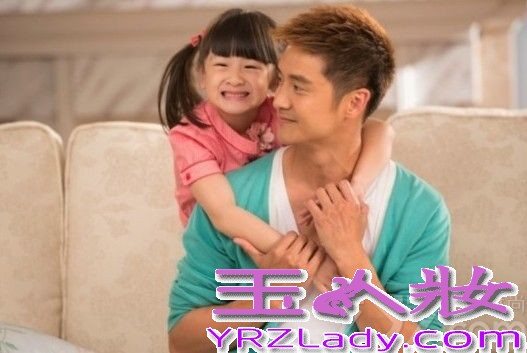 因《爸爸去哪儿》节目而走红的田亮父女受到了许多观众的喜爱，最近父女俩合拍的首支广告片花曝出，扎起双马尾的田雨橙萌样十足，父女间的互动也非常温馨。下面就一块来看看田亮女儿田雨橙广告照片吧，cindy广告萌样十足。