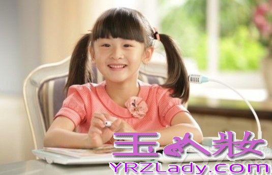 因《爸爸去哪儿》节目而走红的田亮父女受到了许多观众的喜爱，最近父女俩合拍的首支广告片花曝出，扎起双马尾的田雨橙萌样十足，父女间的互动也非常温馨。下面就一块来看看田亮女儿田雨橙广告照片吧，cindy广告萌样十足。