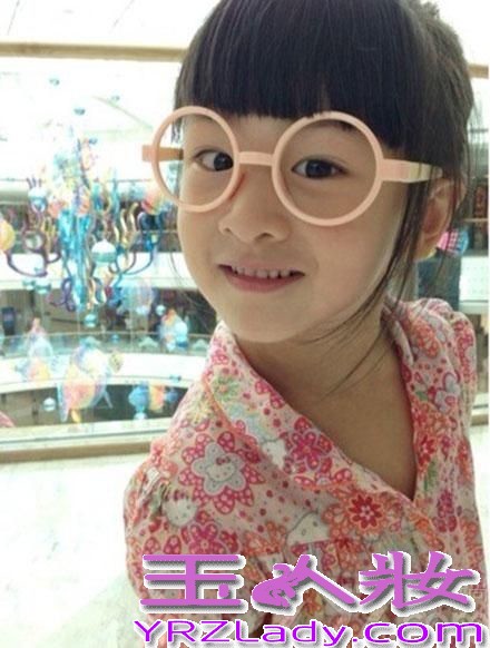 因《爸爸去哪儿》节目而走红的田亮父女受到了许多观众的喜爱，最近父女俩合拍的首支广告片花曝出，扎起双马尾的田雨橙萌样十足，父女间的互动也非常温馨。下面就一块来看看田亮女儿田雨橙广告照片吧，cindy广告萌样十足。