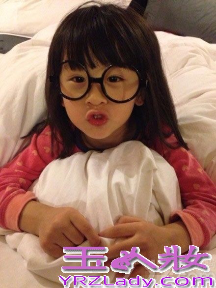 因《爸爸去哪儿》节目而走红的田亮父女受到了许多观众的喜爱，最近父女俩合拍的首支广告片花曝出，扎起双马尾的田雨橙萌样十足，父女间的互动也非常温馨。下面就一块来看看田亮女儿田雨橙广告照片吧，cindy广告萌样十足。