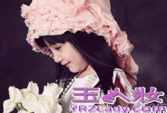 因《爸爸去哪儿》节目而走红的田亮父女受到了许多观众的喜爱，最近父女俩合拍的首支广告片花曝出，扎起双马尾的田雨橙萌样十足，父女间的互动也非常温馨。下面就一块来看看田亮女儿田雨橙广告照片吧，cindy广告萌样十足。