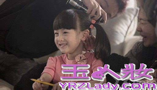 因《爸爸去哪儿》节目而走红的田亮父女受到了许多观众的喜爱，最近父女俩合拍的首支广告片花曝出，扎起双马尾的田雨橙萌样十足，父女间的互动也非常温馨。下面就一块来看看田亮女儿田雨橙广告照片吧，cindy广告萌样十足。