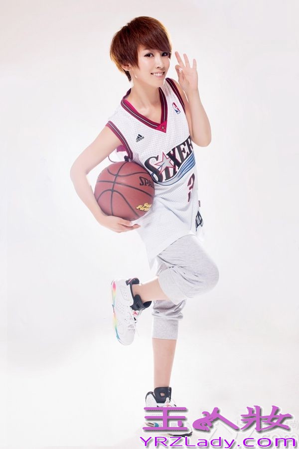 谢楠,现任光线传媒旗下主打节目《娱乐现场》、《最佳现场》、《影视风云榜》当家主持,最近更是因为与功夫小子吴京结婚而大热屏幕，下面分享美女主播谢楠杂志大片 尽显青春俏皮个性。