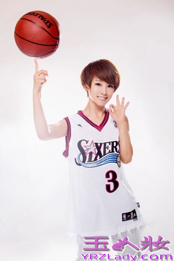 谢楠,现任光线传媒旗下主打节目《娱乐现场》、《最佳现场》、《影视风云榜》当家主持,最近更是因为与功夫小子吴京结婚而大热屏幕，下面分享美女主播谢楠杂志大片 尽显青春俏皮个性。