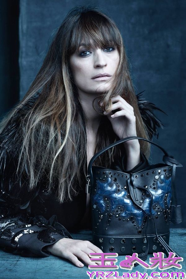 日前，范冰冰赴纽约为某顶级奢侈品牌拍摄了最新一季成衣硬广，将于明年二月全球投放。广告中出镜的六位女星来自不同国度，皆蜚声国际。范冰冰是该品牌全球硬广中的首位亚洲女星，亦开启中国女星代言顶级奢侈品牌新的里程碑。范冰冰身穿该品牌 2014春夏黑纱裙，配以暗色新款手袋，干净的妆面与自然的黑发相映衬，凸显出亚洲女性的冷静魅力。同时出镜的另五位女星分别是：法国国宝级演员Catherine Deneuve 、美国著名导演Sofia Coppola 、巴西超模GiseleBündchen 、法国老牌超模Caroline de Maigret 、英国超模Edie Campbell。值得一提的是，范冰冰是该季广告中唯一一位亚洲女星，亦是该品牌全球广告中的首位亚洲巨星。	