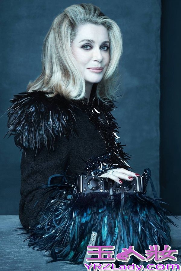 日前，范冰冰赴纽约为某顶级奢侈品牌拍摄了最新一季成衣硬广，将于明年二月全球投放。广告中出镜的六位女星来自不同国度，皆蜚声国际。范冰冰是该品牌全球硬广中的首位亚洲女星，亦开启中国女星代言顶级奢侈品牌新的里程碑。范冰冰身穿该品牌 2014春夏黑纱裙，配以暗色新款手袋，干净的妆面与自然的黑发相映衬，凸显出亚洲女性的冷静魅力。同时出镜的另五位女星分别是：法国国宝级演员Catherine Deneuve 、美国著名导演Sofia Coppola 、巴西超模GiseleBündchen 、法国老牌超模Caroline de Maigret 、英国超模Edie Campbell。值得一提的是，范冰冰是该季广告中唯一一位亚洲女星，亦是该品牌全球广告中的首位亚洲巨星。	