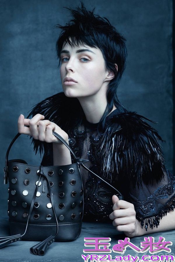 日前，范冰冰赴纽约为某顶级奢侈品牌拍摄了最新一季成衣硬广，将于明年二月全球投放。广告中出镜的六位女星来自不同国度，皆蜚声国际。范冰冰是该品牌全球硬广中的首位亚洲女星，亦开启中国女星代言顶级奢侈品牌新的里程碑。范冰冰身穿该品牌 2014春夏黑纱裙，配以暗色新款手袋，干净的妆面与自然的黑发相映衬，凸显出亚洲女性的冷静魅力。同时出镜的另五位女星分别是：法国国宝级演员Catherine Deneuve 、美国著名导演Sofia Coppola 、巴西超模GiseleBündchen 、法国老牌超模Caroline de Maigret 、英国超模Edie Campbell。值得一提的是，范冰冰是该季广告中唯一一位亚洲女星，亦是该品牌全球广告中的首位亚洲巨星。	