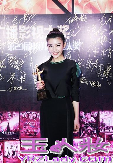 26日晚，由国家广播电影电视总局主办的第十五届中国电影华表奖颁奖盛典在北京央视新址隆重举行。赵薇导演处女作电影《致我们终将逝去的青春》共获得最佳新人男女演员、优秀青年电影创作奖三项入围。而一直被称为“薇女郎”的新晋女演员杨子姗，凭借电影《致青春》中女一号“郑微”的角色，在本届华表奖新人演员提名者中脱颖而出，摘得新人女演员奖。