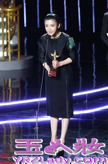 26日晚，由国家广播电影电视总局主办的第十五届中国电影华表奖颁奖盛典在北京央视新址隆重举行。赵薇导演处女作电影《致我们终将逝去的青春》共获得最佳新人男女演员、优秀青年电影创作奖三项入围。而一直被称为“薇女郎”的新晋女演员杨子姗，凭借电影《致青春》中女一号“郑微”的角色，在本届华表奖新人演员提名者中脱颖而出，摘得新人女演员奖。