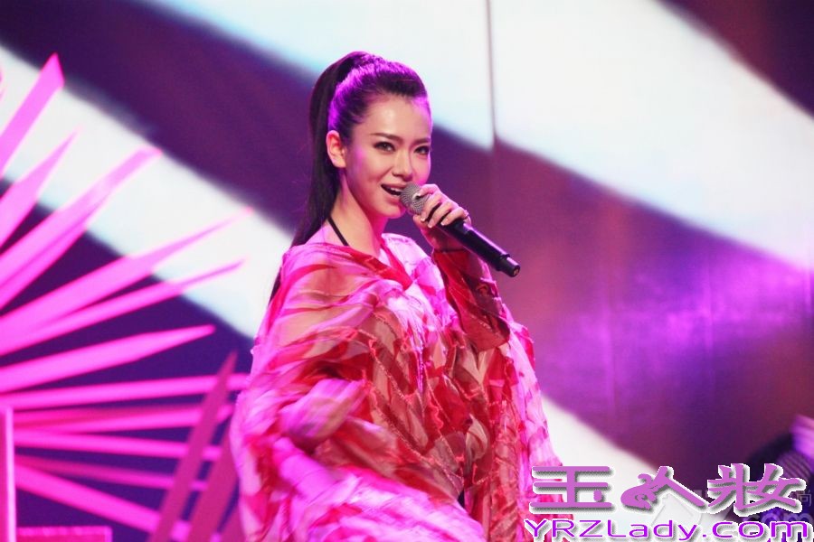 昨日，2013安徽卫视国剧盛典在京举行。颁奖礼现场，戚薇百变造型大玩“分身术”，成为现场最抢眼的“风景”。当晚，戚薇先是一席蝴蝶结晚礼服惊艳亮相红毯，大秀美背，随后又以“女神”造型在颁奖礼开场担当表演嘉宾强劲吸睛。在Live show环节，戚薇与同为“国剧四小花旦”的唐嫣献出精彩表演，以“战神”造型亮相的戚薇霸气翻唱萧敬腾的《王妃》，压倒性的气势称霸全场，令粉丝大呼“哥成王”！