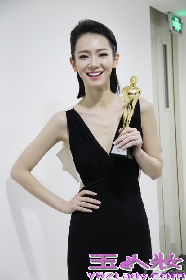 昨日，2013安徽卫视国剧盛典在京举行。颁奖礼现场，戚薇百变造型大玩“分身术”，成为现场最抢眼的“风景”。当晚，戚薇先是一席蝴蝶结晚礼服惊艳亮相红毯，大秀美背，随后又以“女神”造型在颁奖礼开场担当表演嘉宾强劲吸睛。在Live show环节，戚薇与同为“国剧四小花旦”的唐嫣献出精彩表演，以“战神”造型亮相的戚薇霸气翻唱萧敬腾的《王妃》，压倒性的气势称霸全场，令粉丝大呼“哥成王”！