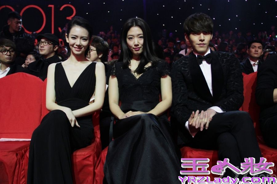 昨日，2013安徽卫视国剧盛典在京举行。颁奖礼现场，戚薇百变造型大玩“分身术”，成为现场最抢眼的“风景”。当晚，戚薇先是一席蝴蝶结晚礼服惊艳亮相红毯，大秀美背，随后又以“女神”造型在颁奖礼开场担当表演嘉宾强劲吸睛。在Live show环节，戚薇与同为“国剧四小花旦”的唐嫣献出精彩表演，以“战神”造型亮相的戚薇霸气翻唱萧敬腾的《王妃》，压倒性的气势称霸全场，令粉丝大呼“哥成王”！