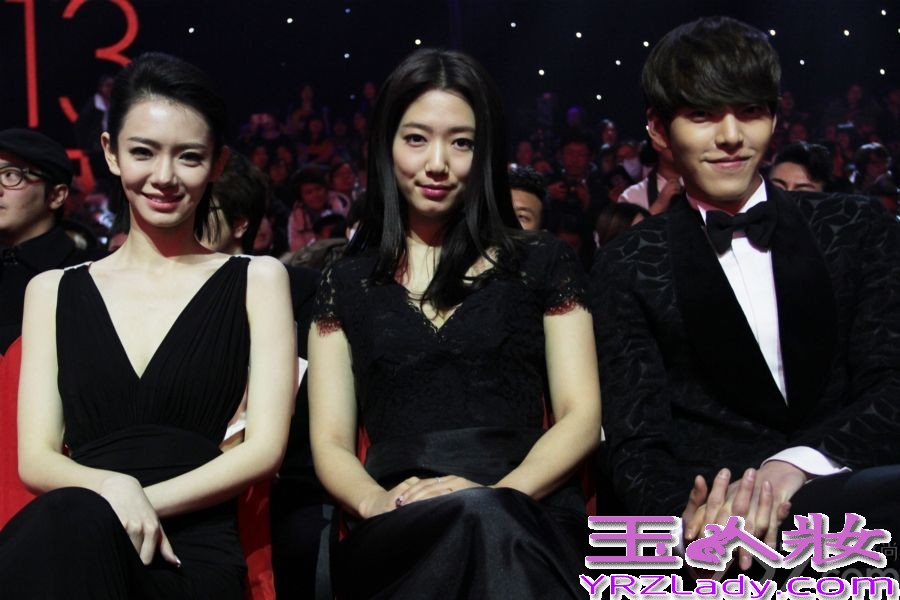 昨日，2013安徽卫视国剧盛典在京举行。颁奖礼现场，戚薇百变造型大玩“分身术”，成为现场最抢眼的“风景”。当晚，戚薇先是一席蝴蝶结晚礼服惊艳亮相红毯，大秀美背，随后又以“女神”造型在颁奖礼开场担当表演嘉宾强劲吸睛。在Live show环节，戚薇与同为“国剧四小花旦”的唐嫣献出精彩表演，以“战神”造型亮相的戚薇霸气翻唱萧敬腾的《王妃》，压倒性的气势称霸全场，令粉丝大呼“哥成王”！