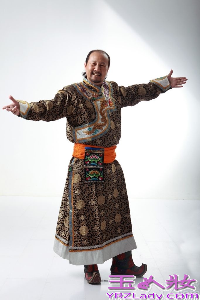 圣诞节当天，腾格尔推出两组帅气写真，身穿蒙古袍的腾格尔俨然草原雄鹰，将蒙古族汉子的豪爽大气演绎的淋漓尽致，另外一组照片中，腾格尔身穿正装，英气之姿不改，与蒙古袍加身的草原英雄感觉不同，更添儒雅之气。