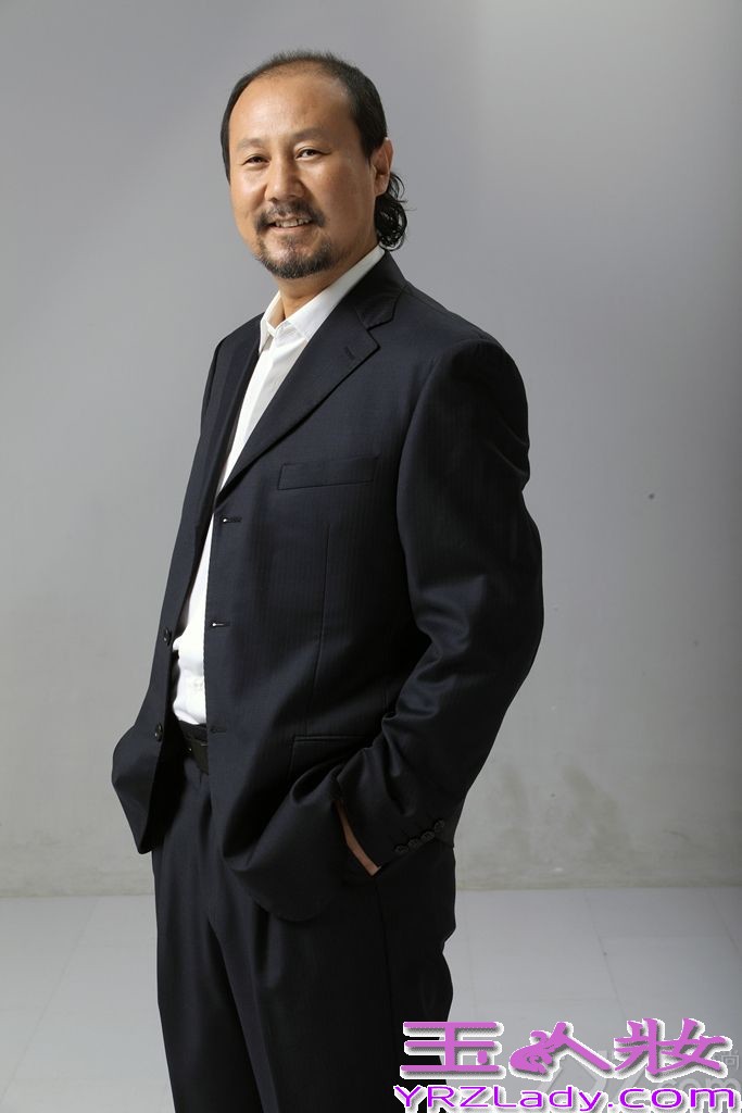 圣诞节当天，腾格尔推出两组帅气写真，身穿蒙古袍的腾格尔俨然草原雄鹰，将蒙古族汉子的豪爽大气演绎的淋漓尽致，另外一组照片中，腾格尔身穿正装，英气之姿不改，与蒙古袍加身的草原英雄感觉不同，更添儒雅之气。