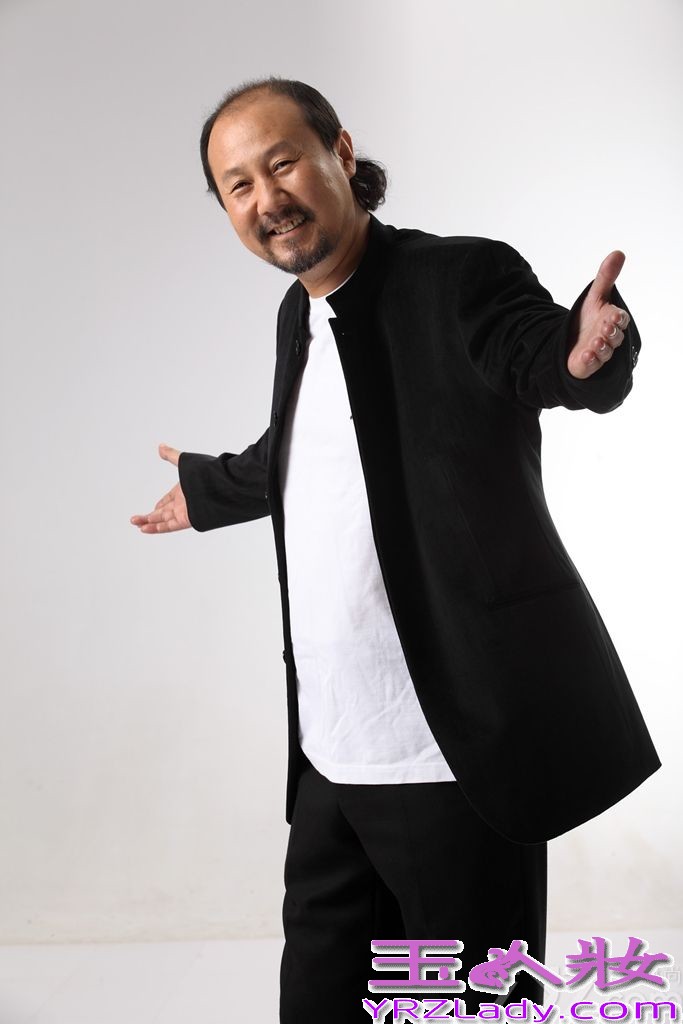 圣诞节当天，腾格尔推出两组帅气写真，身穿蒙古袍的腾格尔俨然草原雄鹰，将蒙古族汉子的豪爽大气演绎的淋漓尽致，另外一组照片中，腾格尔身穿正装，英气之姿不改，与蒙古袍加身的草原英雄感觉不同，更添儒雅之气。