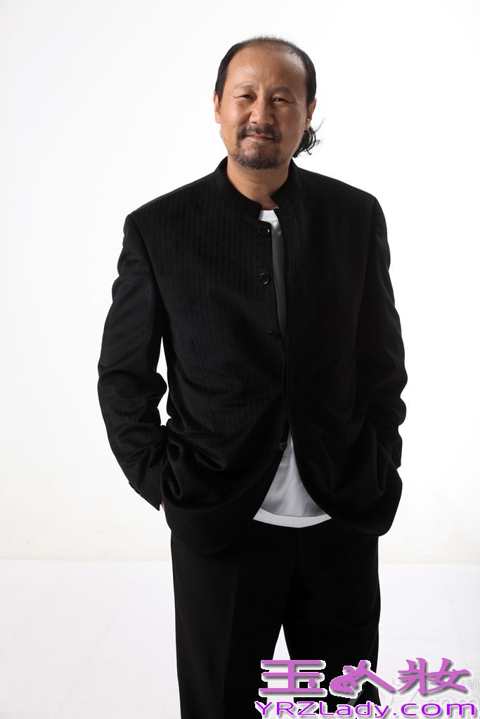 圣诞节当天，腾格尔推出两组帅气写真，身穿蒙古袍的腾格尔俨然草原雄鹰，将蒙古族汉子的豪爽大气演绎的淋漓尽致，另外一组照片中，腾格尔身穿正装，英气之姿不改，与蒙古袍加身的草原英雄感觉不同，更添儒雅之气。