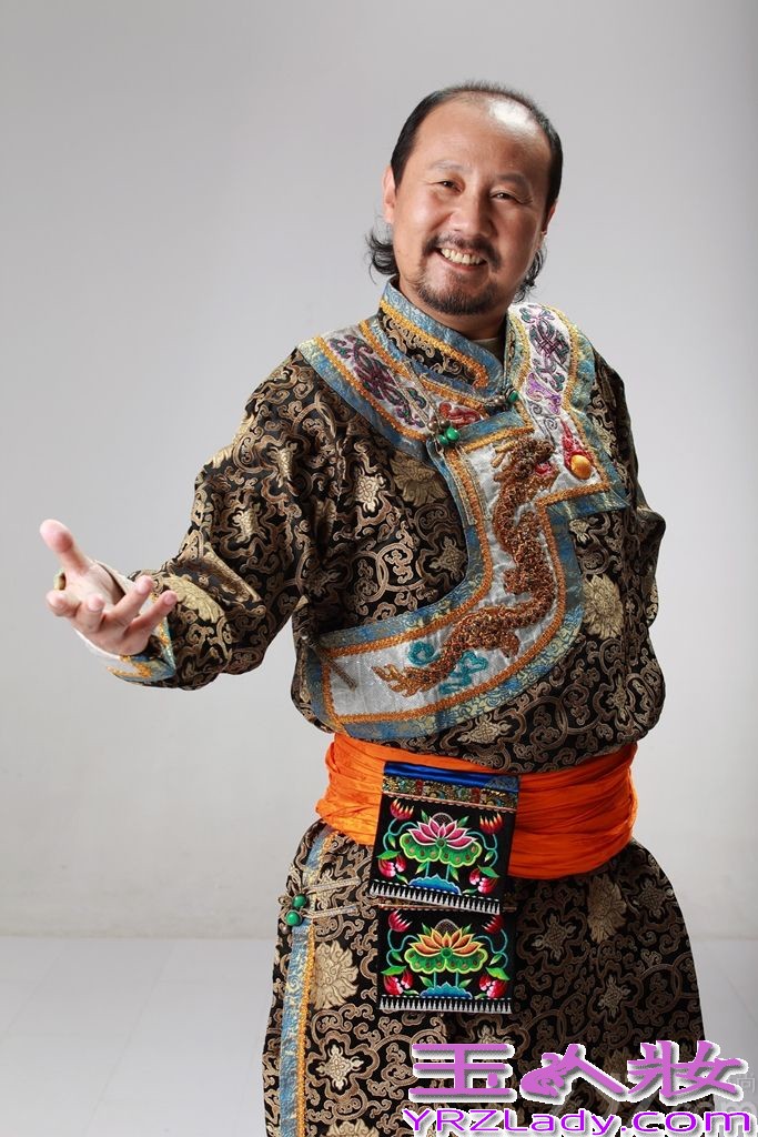 圣诞节当天，腾格尔推出两组帅气写真，身穿蒙古袍的腾格尔俨然草原雄鹰，将蒙古族汉子的豪爽大气演绎的淋漓尽致，另外一组照片中，腾格尔身穿正装，英气之姿不改，与蒙古袍加身的草原英雄感觉不同，更添儒雅之气。