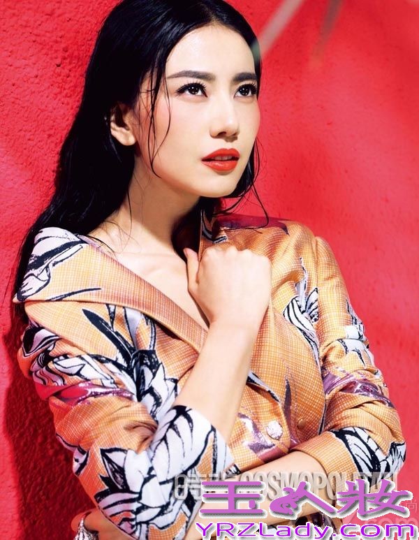 日前，高圆圆为时尚COSMO 2014一月刊拍摄了一组封面大片。大红色的套装、精致的红色腰带、性感复古的红唇，处处洋溢着新年的欢快与喜庆。细腻大气的妆容与乌黑长发交相呼应，更突显其内在的不俗气质。在刚刚收官的电视剧《咱们结婚吧》中，高圆圆6年后重回荧屏就获得收视率破4的傲人成绩，其饰演的桃子形象更是深入人心，获封“国民女神”也是实至名归。