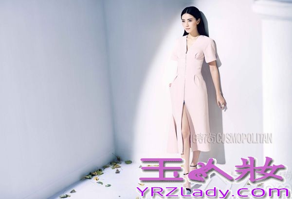 日前，高圆圆为时尚COSMO 2014一月刊拍摄了一组封面大片。大红色的套装、精致的红色腰带、性感复古的红唇，处处洋溢着新年的欢快与喜庆。细腻大气的妆容与乌黑长发交相呼应，更突显其内在的不俗气质。在刚刚收官的电视剧《咱们结婚吧》中，高圆圆6年后重回荧屏就获得收视率破4的傲人成绩，其饰演的桃子形象更是深入人心，获封“国民女神”也是实至名归。