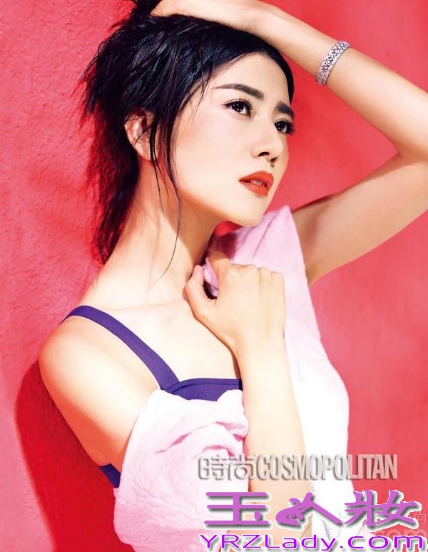 日前，高圆圆为时尚COSMO 2014一月刊拍摄了一组封面大片。大红色的套装、精致的红色腰带、性感复古的红唇，处处洋溢着新年的欢快与喜庆。细腻大气的妆容与乌黑长发交相呼应，更突显其内在的不俗气质。在刚刚收官的电视剧《咱们结婚吧》中，高圆圆6年后重回荧屏就获得收视率破4的傲人成绩，其饰演的桃子形象更是深入人心，获封“国民女神”也是实至名归。