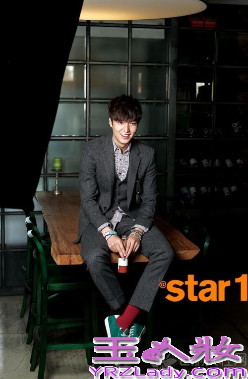 韩星李敏镐现在在韩国可是大热的趋势，无人能挡的感觉，在2013《SBS演艺大赏》中荣获各种大奖，真真是拿奖拿到手软的感觉。话说韩星李敏镐如此受欢迎可离不开那迷人又帅气的外表，还有那大长腿，光只是看看都心动到不行。