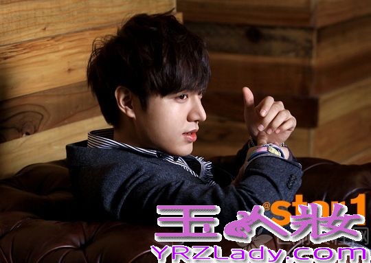 韩星李敏镐现在在韩国可是大热的趋势，无人能挡的感觉，在2013《SBS演艺大赏》中荣获各种大奖，真真是拿奖拿到手软的感觉。话说韩星李敏镐如此受欢迎可离不开那迷人又帅气的外表，还有那大长腿，光只是看看都心动到不行。