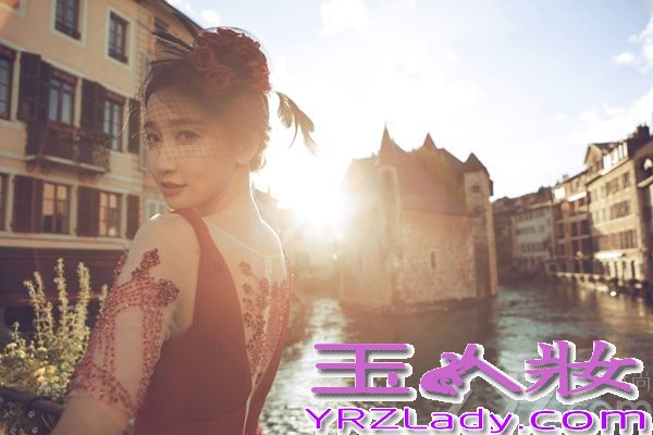 近日，原定于12月30日在上海签售首发的陈彦妃最新原创音乐写真专辑《勇敢远行.在我们老去之前》其中有一组写真大片被提前流出。陈彦妃宛如异国公主般闪耀璀璨，置身于优雅恬静的法国小镇，徜徉于薰衣草海洋，勇敢远行的背包客女孩陈彦妃散发出了迷人的魅力，撩拨起了人们那身未动，心已远的冲动。