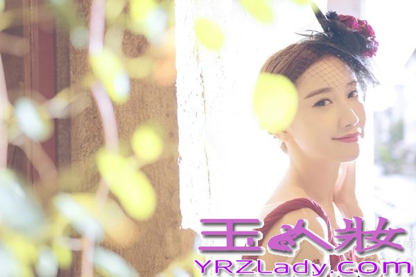 近日，原定于12月30日在上海签售首发的陈彦妃最新原创音乐写真专辑《勇敢远行.在我们老去之前》其中有一组写真大片被提前流出。陈彦妃宛如异国公主般闪耀璀璨，置身于优雅恬静的法国小镇，徜徉于薰衣草海洋，勇敢远行的背包客女孩陈彦妃散发出了迷人的魅力，撩拨起了人们那身未动，心已远的冲动。