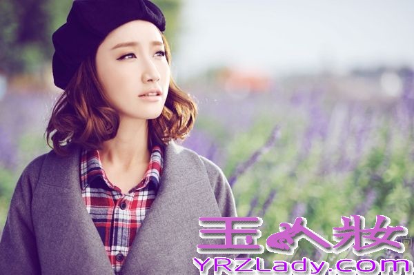 近日，原定于12月30日在上海签售首发的陈彦妃最新原创音乐写真专辑《勇敢远行.在我们老去之前》其中有一组写真大片被提前流出。陈彦妃宛如异国公主般闪耀璀璨，置身于优雅恬静的法国小镇，徜徉于薰衣草海洋，勇敢远行的背包客女孩陈彦妃散发出了迷人的魅力，撩拨起了人们那身未动，心已远的冲动。