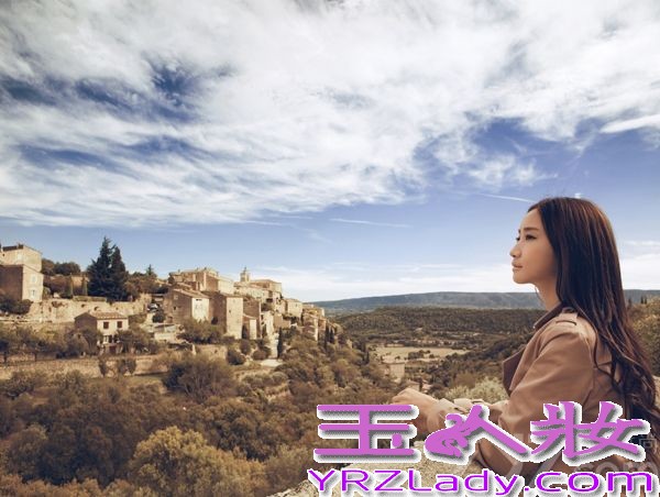 近日，原定于12月30日在上海签售首发的陈彦妃最新原创音乐写真专辑《勇敢远行.在我们老去之前》其中有一组写真大片被提前流出。陈彦妃宛如异国公主般闪耀璀璨，置身于优雅恬静的法国小镇，徜徉于薰衣草海洋，勇敢远行的背包客女孩陈彦妃散发出了迷人的魅力，撩拨起了人们那身未动，心已远的冲动。