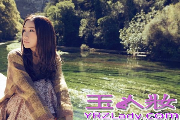 近日，原定于12月30日在上海签售首发的陈彦妃最新原创音乐写真专辑《勇敢远行.在我们老去之前》其中有一组写真大片被提前流出。陈彦妃宛如异国公主般闪耀璀璨，置身于优雅恬静的法国小镇，徜徉于薰衣草海洋，勇敢远行的背包客女孩陈彦妃散发出了迷人的魅力，撩拨起了人们那身未动，心已远的冲动。