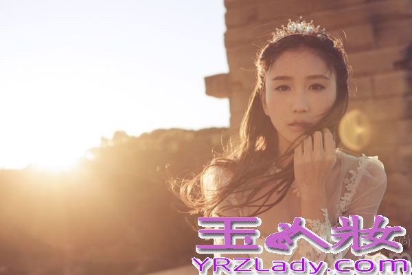 近日，原定于12月30日在上海签售首发的陈彦妃最新原创音乐写真专辑《勇敢远行.在我们老去之前》其中有一组写真大片被提前流出。陈彦妃宛如异国公主般闪耀璀璨，置身于优雅恬静的法国小镇，徜徉于薰衣草海洋，勇敢远行的背包客女孩陈彦妃散发出了迷人的魅力，撩拨起了人们那身未动，心已远的冲动。