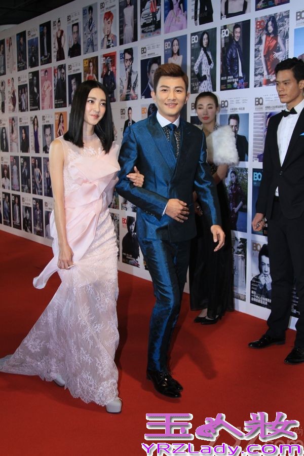 17日晚，2013BQ红人榜盛典在京举行，现场明星云集。“国民闺蜜”大左身着亮光修身西服帅气亮相，并牵手“素颜女神”王丽坤共走红毯。当晚，大左凭借影、视、歌及主持多栖艺人身份，摘得“年度青春全能艺人”大奖并在现场倾情献唱热播电视剧《咱们结婚吧》插曲《为爱太天真》。