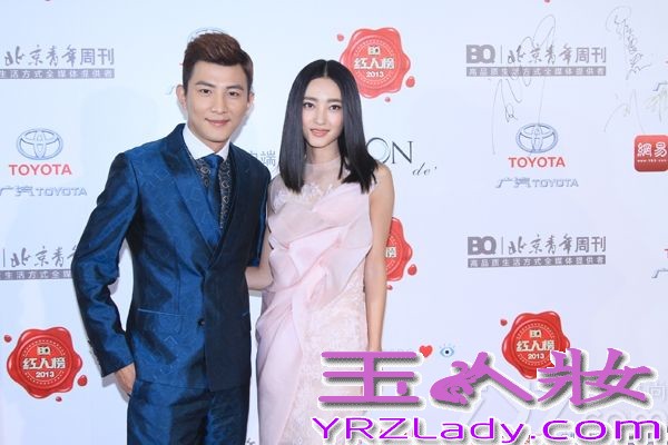 17日晚，2013BQ红人榜盛典在京举行，现场明星云集。“国民闺蜜”大左身着亮光修身西服帅气亮相，并牵手“素颜女神”王丽坤共走红毯。当晚，大左凭借影、视、歌及主持多栖艺人身份，摘得“年度青春全能艺人”大奖并在现场倾情献唱热播电视剧《咱们结婚吧》插曲《为爱太天真》。