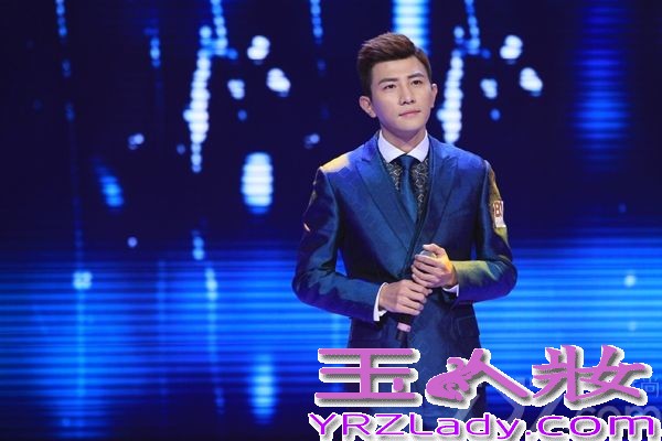 17日晚，2013BQ红人榜盛典在京举行，现场明星云集。“国民闺蜜”大左身着亮光修身西服帅气亮相，并牵手“素颜女神”王丽坤共走红毯。当晚，大左凭借影、视、歌及主持多栖艺人身份，摘得“年度青春全能艺人”大奖并在现场倾情献唱热播电视剧《咱们结婚吧》插曲《为爱太天真》。