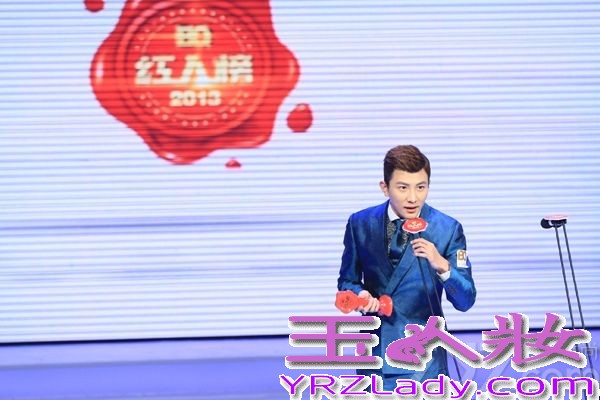 17日晚，2013BQ红人榜盛典在京举行，现场明星云集。“国民闺蜜”大左身着亮光修身西服帅气亮相，并牵手“素颜女神”王丽坤共走红毯。当晚，大左凭借影、视、歌及主持多栖艺人身份，摘得“年度青春全能艺人”大奖并在现场倾情献唱热播电视剧《咱们结婚吧》插曲《为爱太天真》。