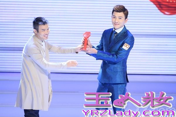 17日晚，2013BQ红人榜盛典在京举行，现场明星云集。“国民闺蜜”大左身着亮光修身西服帅气亮相，并牵手“素颜女神”王丽坤共走红毯。当晚，大左凭借影、视、歌及主持多栖艺人身份，摘得“年度青春全能艺人”大奖并在现场倾情献唱热播电视剧《咱们结婚吧》插曲《为爱太天真》。