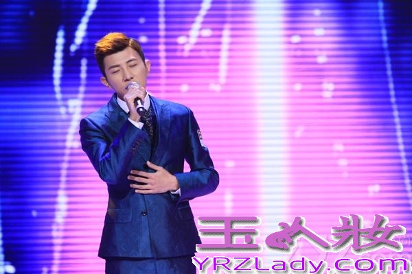 17日晚，2013BQ红人榜盛典在京举行，现场明星云集。“国民闺蜜”大左身着亮光修身西服帅气亮相，并牵手“素颜女神”王丽坤共走红毯。当晚，大左凭借影、视、歌及主持多栖艺人身份，摘得“年度青春全能艺人”大奖并在现场倾情献唱热播电视剧《咱们结婚吧》插曲《为爱太天真》。