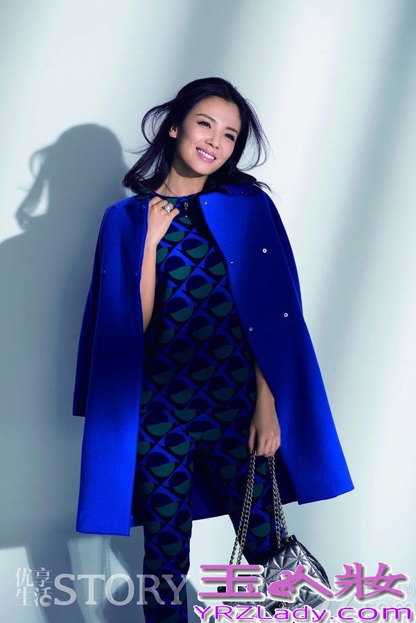 近日，刘涛受邀拍摄杂志封面，得体大方的穿着展现了她优雅的气质，迷人的招牌微笑显示出独特魅力。她说“我更多会听我自己的，因为只有我才知道什么是自己想要的，也许别人的客观角度会有一定的帮助，但无论如何，最后一定要遵从自己的内心，只有这样，才能在最后面对结果的时候无怨无悔。”刚刚从夜戏下来的刘涛穿着麻灰色大衣，颈间露出一抹粉彩的丝巾，如任何一位加班归来的职场女性，行色匆匆中亦要坚持美与暖。