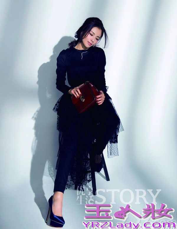 近日，刘涛受邀拍摄杂志封面，得体大方的穿着展现了她优雅的气质，迷人的招牌微笑显示出独特魅力。她说“我更多会听我自己的，因为只有我才知道什么是自己想要的，也许别人的客观角度会有一定的帮助，但无论如何，最后一定要遵从自己的内心，只有这样，才能在最后面对结果的时候无怨无悔。”刚刚从夜戏下来的刘涛穿着麻灰色大衣，颈间露出一抹粉彩的丝巾，如任何一位加班归来的职场女性，行色匆匆中亦要坚持美与暖。